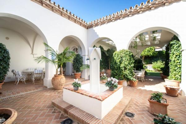 Chalet wolnostojący na sprzedaż w  Urbanizacion Altos Reales, 8, Marbella photo 2