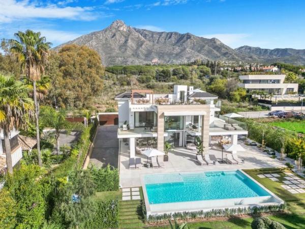 Chalet wolnostojący na sprzedaż w  Barrio Lomas de Marbella Club, Marbella photo 1