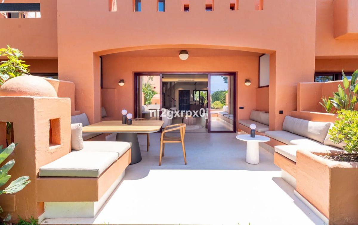 Venta de chalet adosado en  Calle Algorta , Marbella photo 2