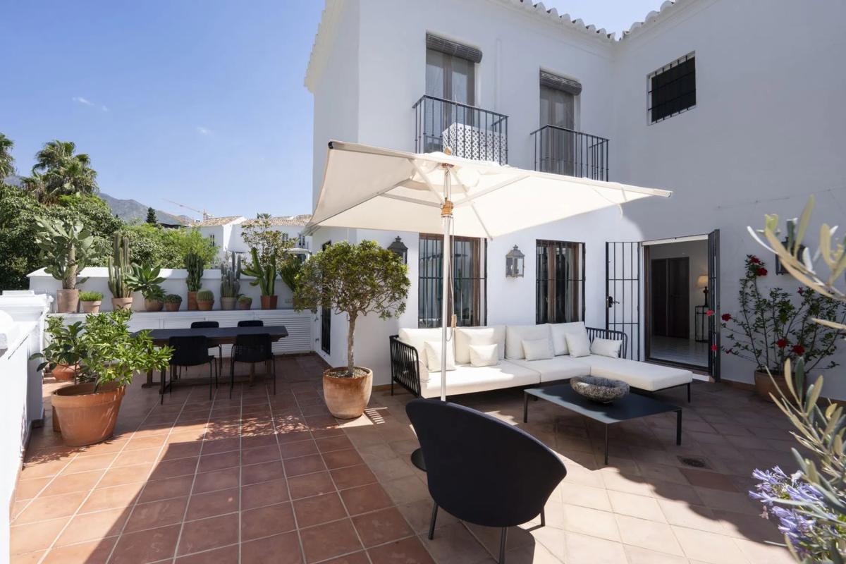 Venta de chalet adosado en Barrio Puente Romano , Marbella photo 1
