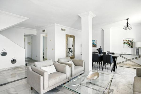Duplex en venta en Calle Teba, Marbella thumbnail 1
