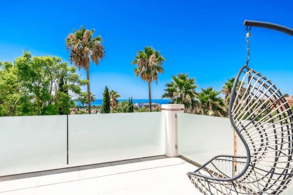 Chalet wolnostojący na sprzedaż w  Urbanización El Capricho, Marbella photo 1