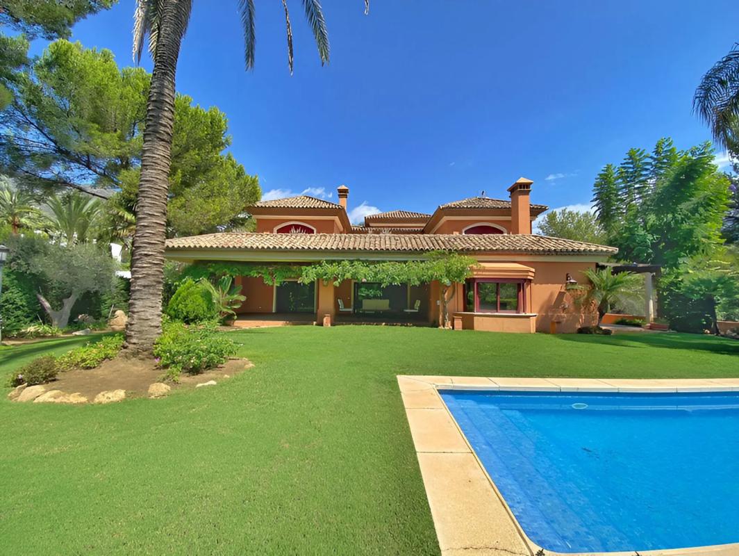 Sprzedaż niezależnego domku jednorodzinnego w  Barrio Sierra Blanca, Marbella photo 3
