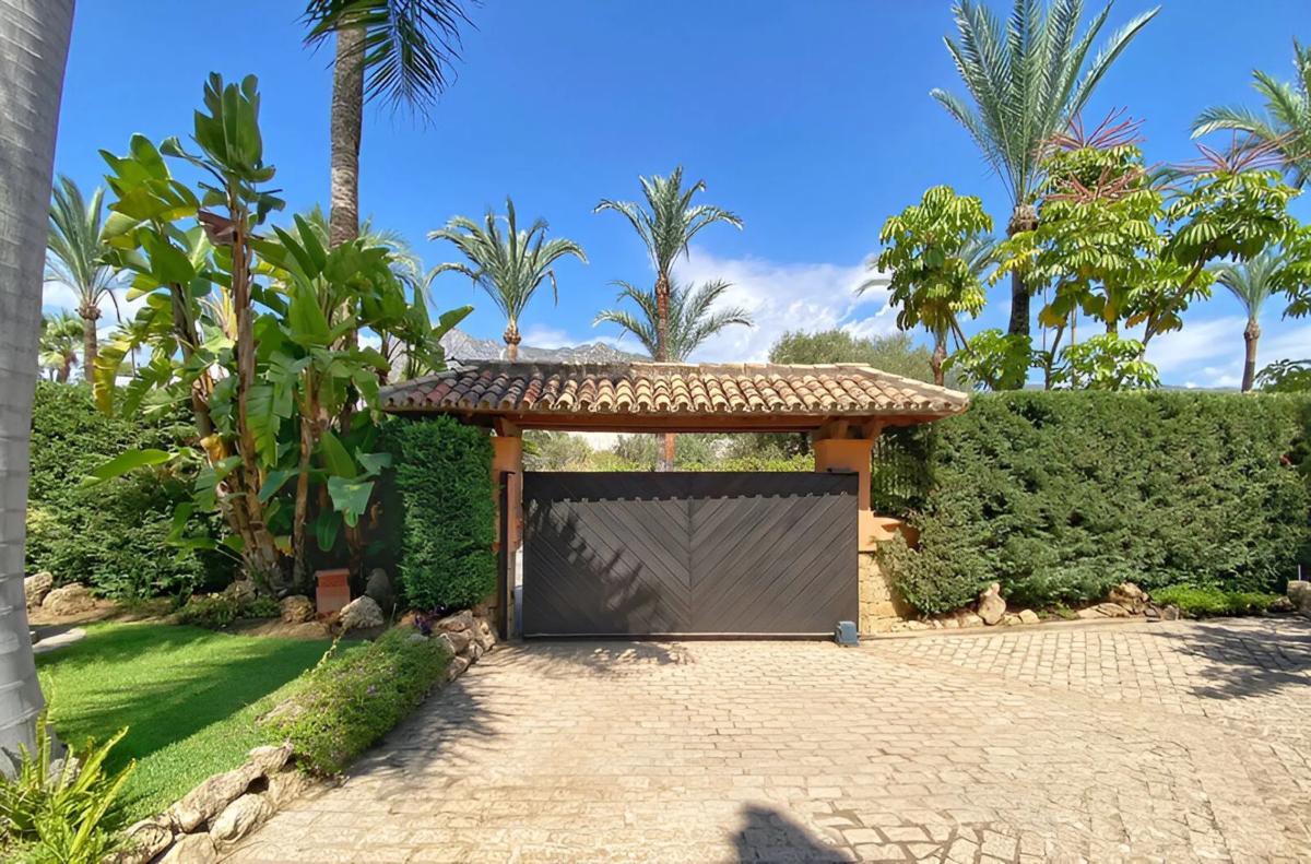 Sprzedaż niezależnego domku jednorodzinnego w  Barrio Sierra Blanca, Marbella photo 4