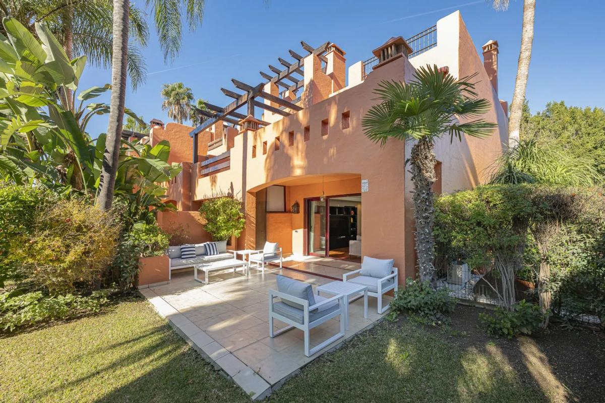 Venta de chalet adosado en Poligono URPNG9, 22 , Marbella photo 2