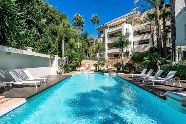 Duplex na sprzedaż w Urbanización Cortijo de Nagüeles, Marbella photo 1