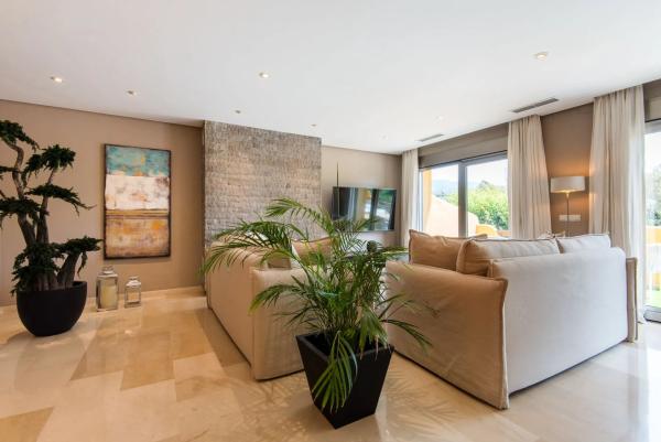 Chalet adosado en venta en Urbanizacion La Meridiana , Marbella thumbnail 2