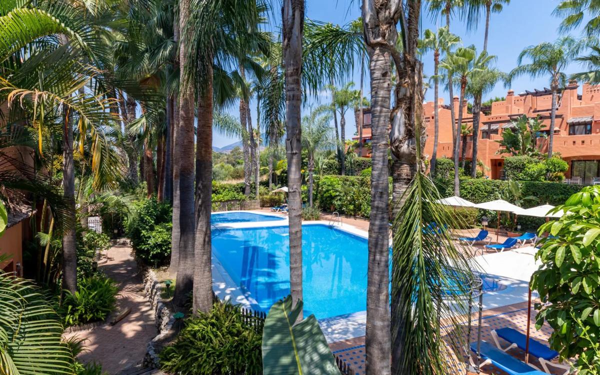 Sprzedaż szeregowego domku w Calle Algorta , Marbella photo 1