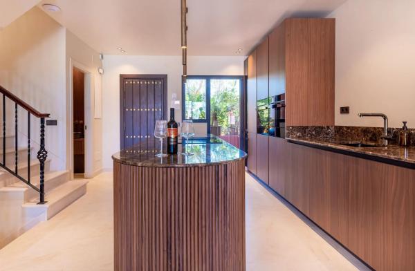 Chalet adosado en venta en Calle Algorta , Marbella thumbnail 2