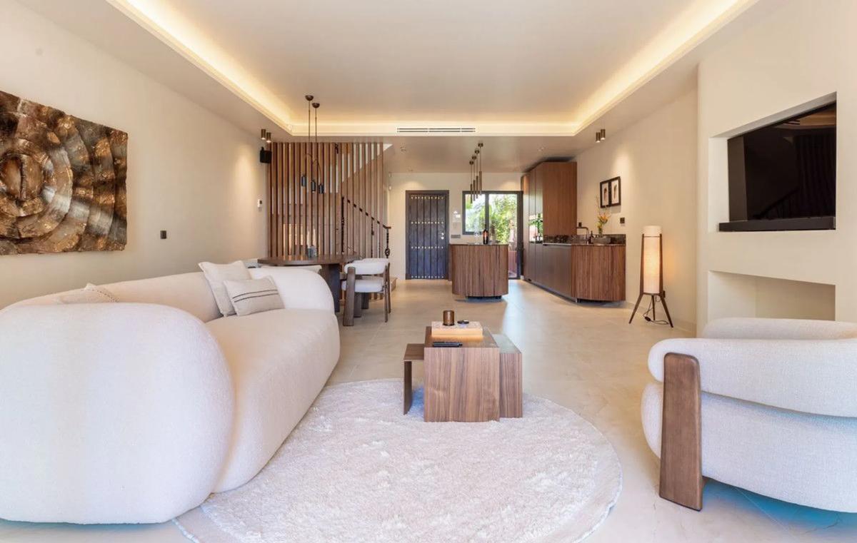 Venta de chalet adosado en Altos de Puente Romano s/n , Marbella photo 2