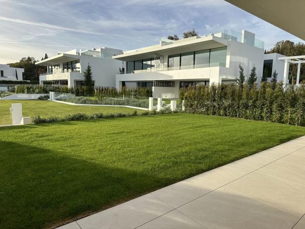 Частный шале на продаже в Barrio Las Lomas de Río Verde, Марбелла photo 1