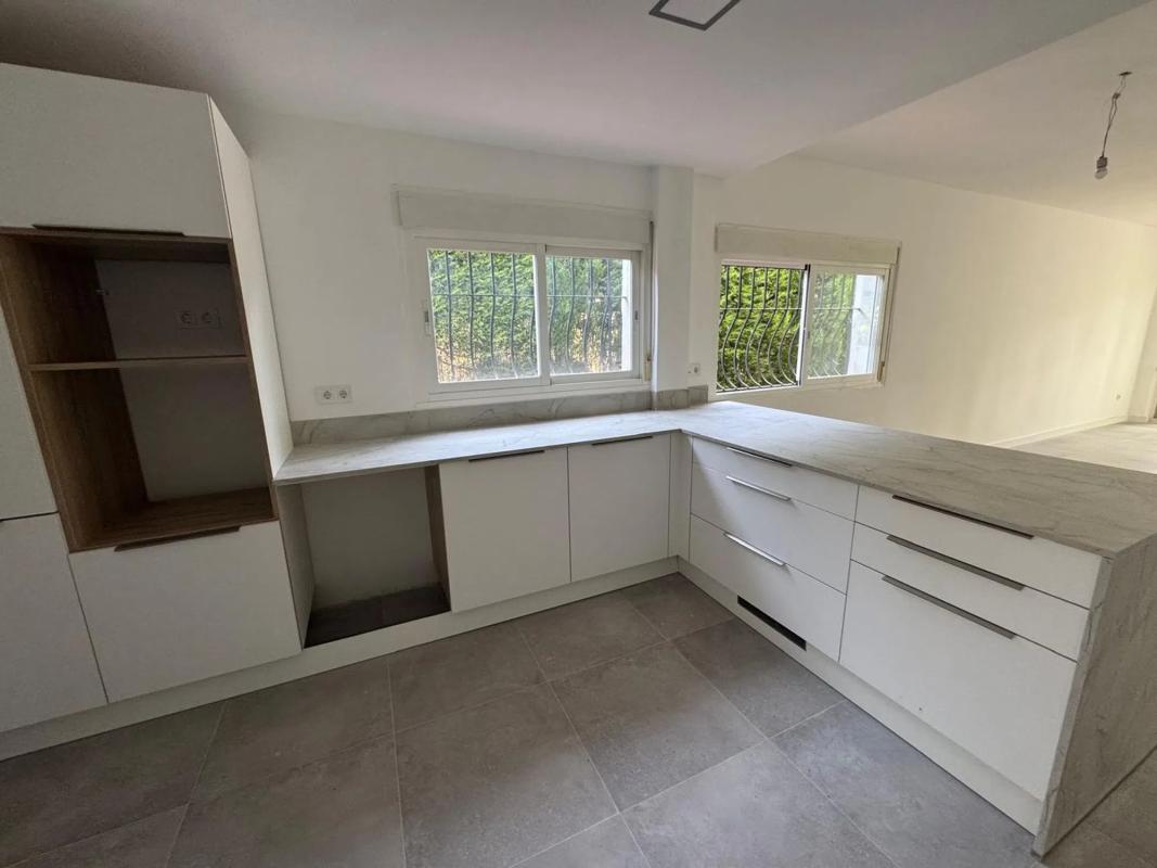 Sale of apartment in CL MONTEMEDIO-B SIERRA BLANC s/n, Marbella
photo 1