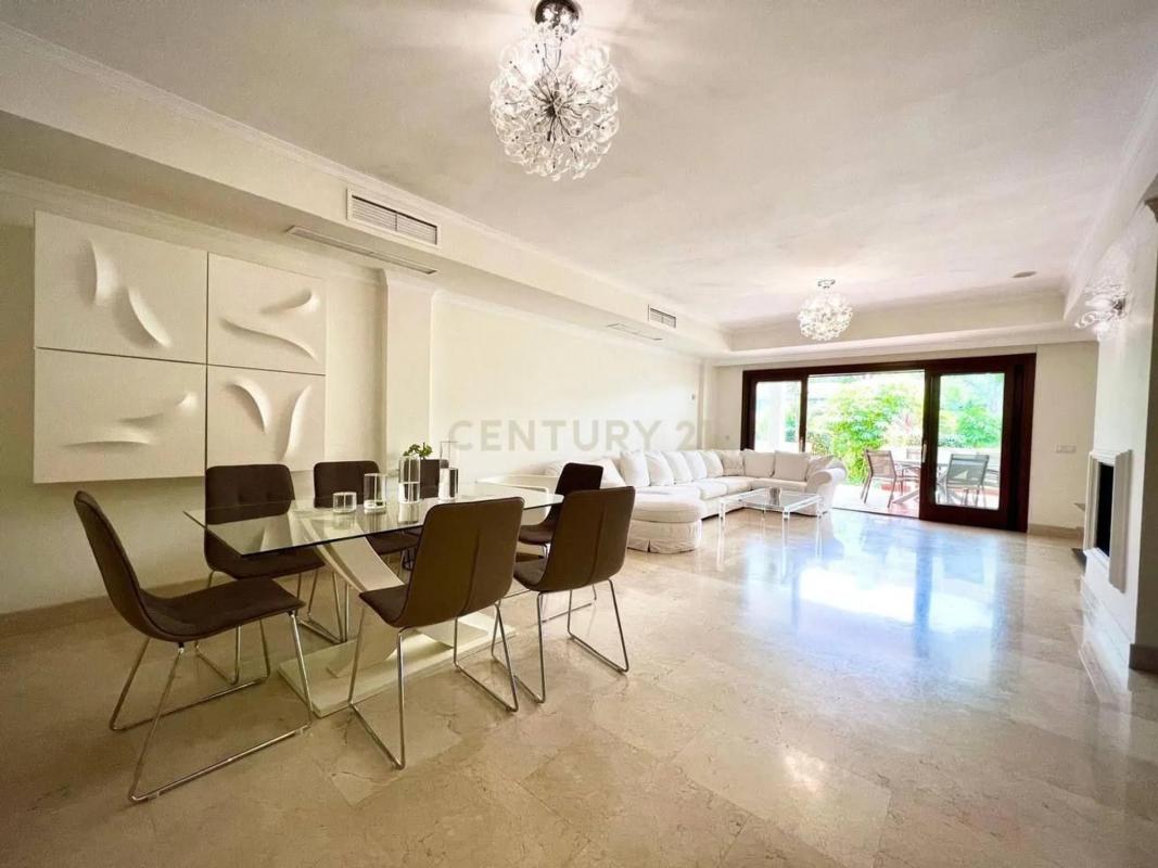 Sale of apartment in Urbanización Monte Paraíso, 5, Marbella
 photo 2