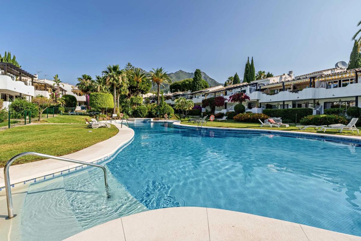 Venta de piso en Urbanizacion Camosan Blanes, Marbella
photo 2