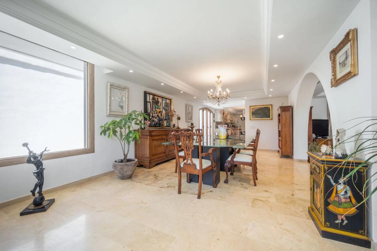 Sale of independent chalet in Barrio Sierra Blanca, Marbella
photo 1