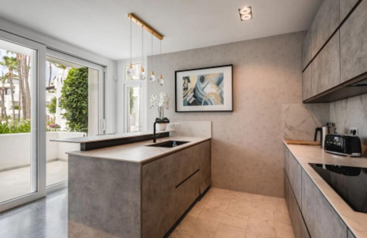 Venta de piso en Calle Marina Puente Romano Jardin Japones, 6, 6, Marbella
 photo 3