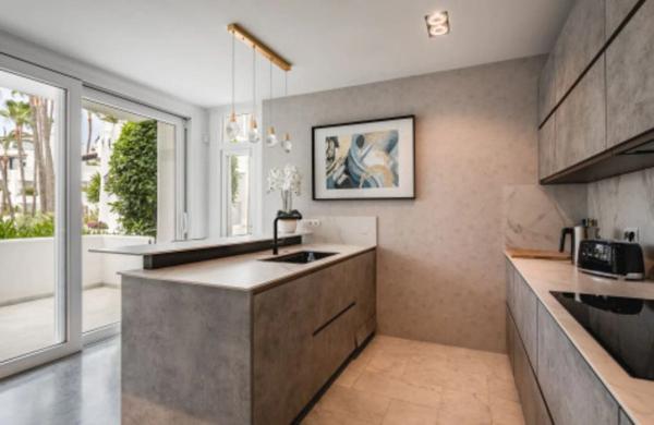 Apartment for sale in Calle Marina Puente Romano Jardin Japones, 6, 6, Marbella thumbnail 2