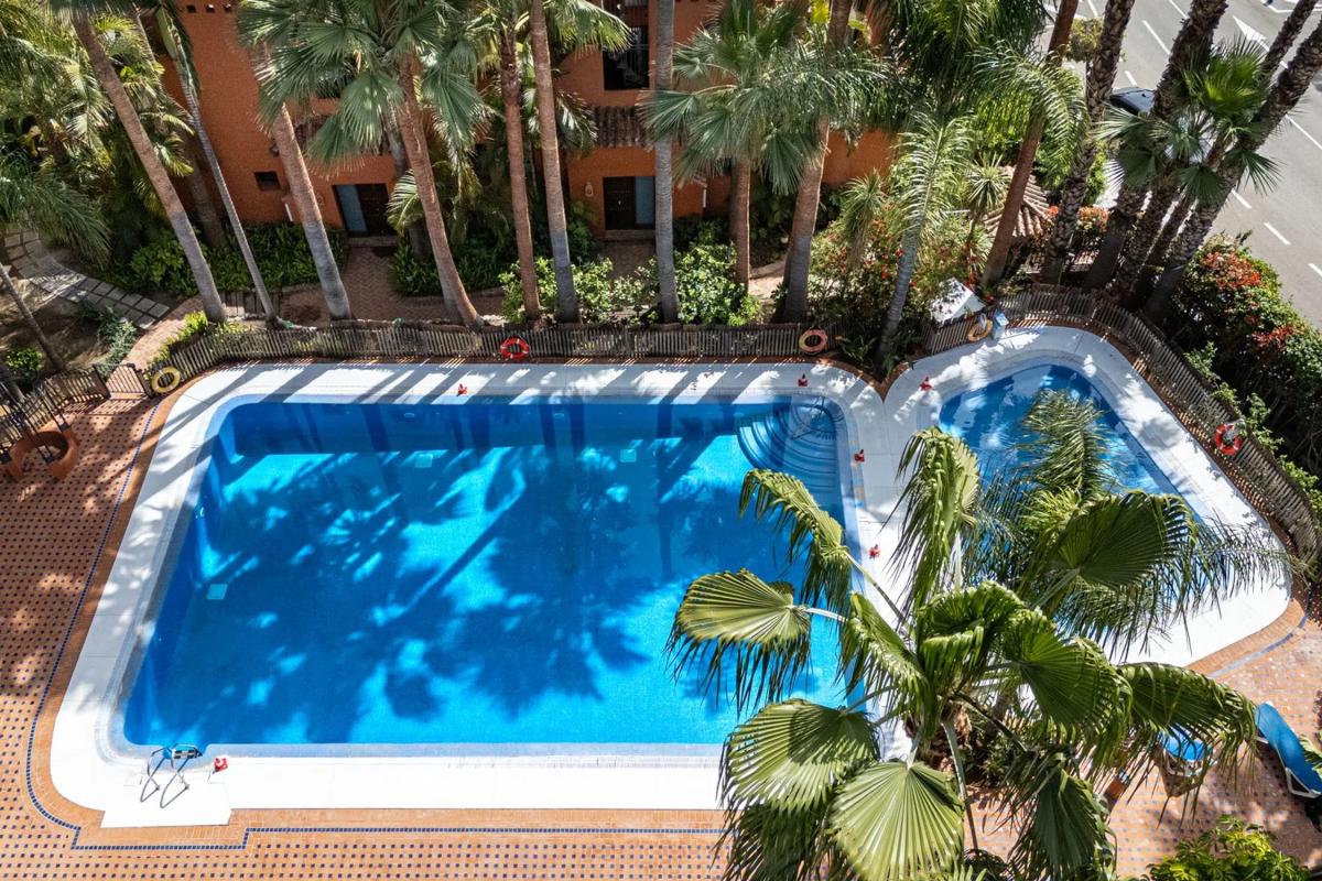 Venta de chalet adosado en  Calle Concha Lagos , Marbella photo 2