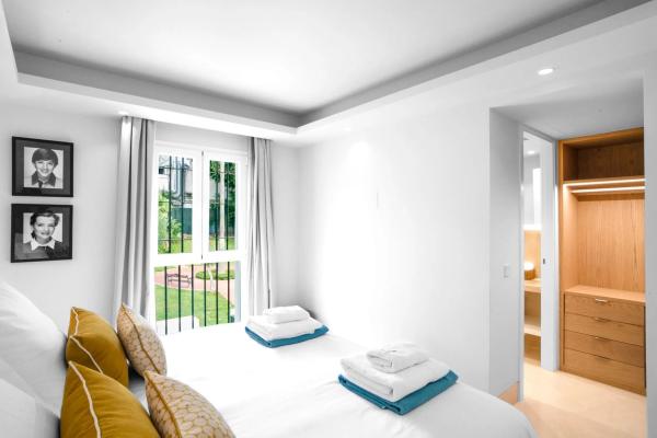 Chalet adosado en venta en Urbanización Marbellamar s/n , Marbella thumbnail 1