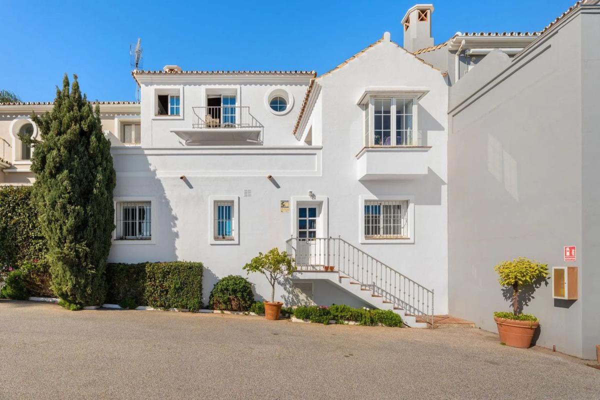 Venta de chalet adosado en Barrio Nagüeles , Marbella photo 2