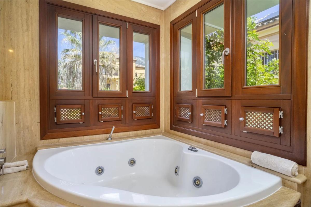 Sale of independent chalet in Barrio Nagüeles, Marbella
 photo 4