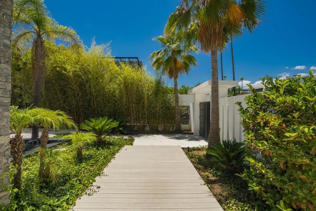 Sale of independent chalet in Calle Cerro Muriano, Marbella
 photo 4