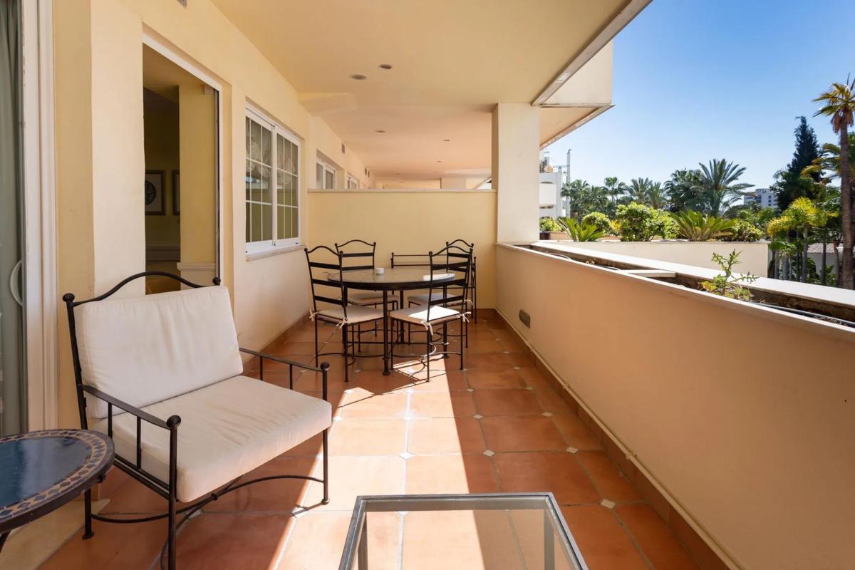 Venta de piso en Avenida Alfonso von Hohenlohe, 19, Marbella
 photo 2