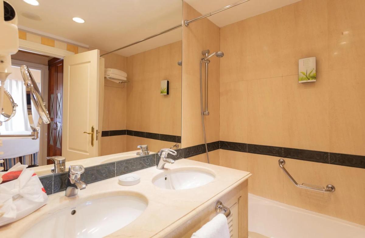 Venta de piso en Avenida Alfonso von Hohenlohe, 19, Marbella
 photo 4