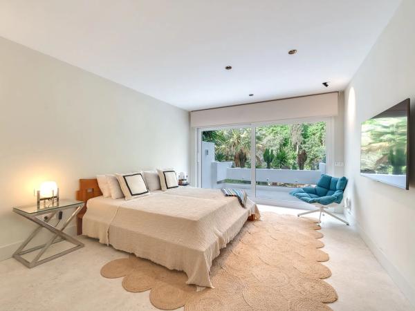 Duplex for sale on Calle Sierra Bermeja, Marbella thumbnail 2