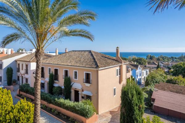 Chalet adosado en venta en  Barrio La Carolina-Guadalpín , Marbella photo 1