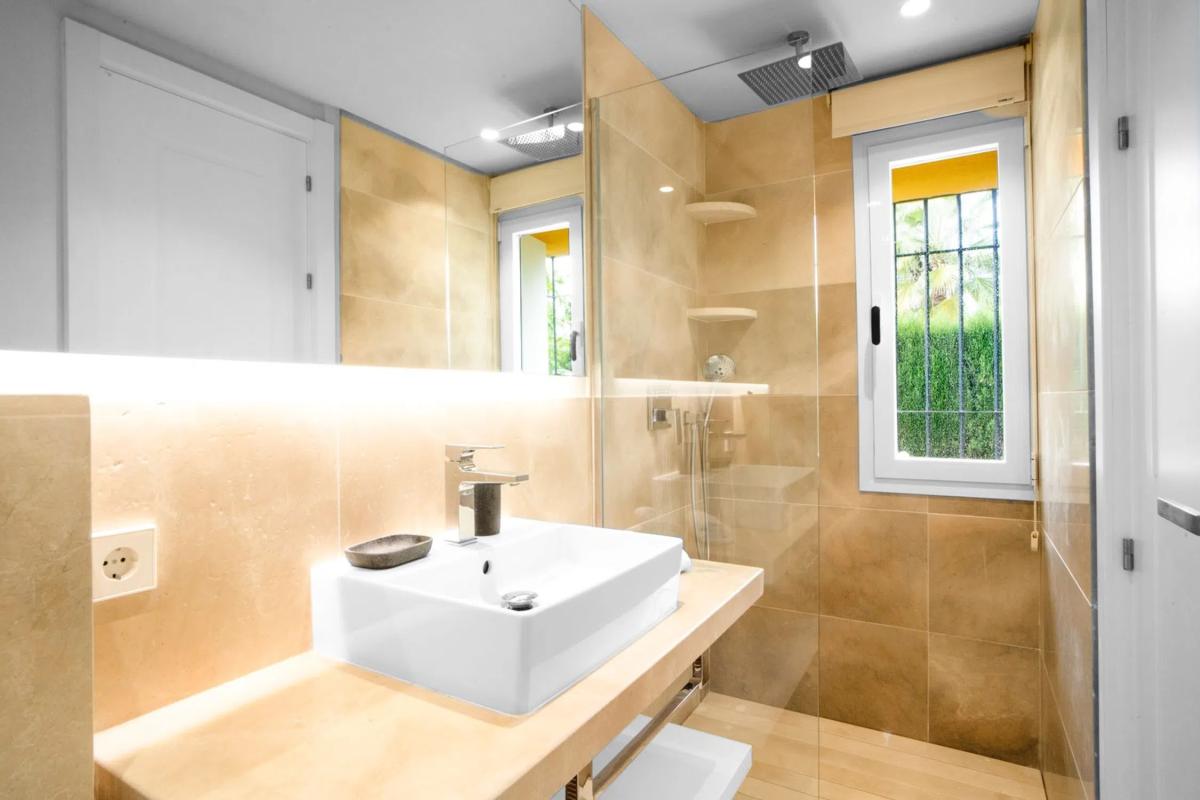 Venta de chalet adosado en  Urbanización Marbellamar , Marbella photo 2