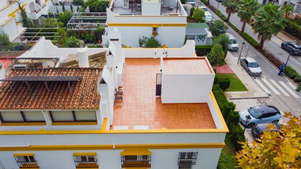 Chalet adosado en venta en  Urbanización Marbellamar , Marbella photo 3