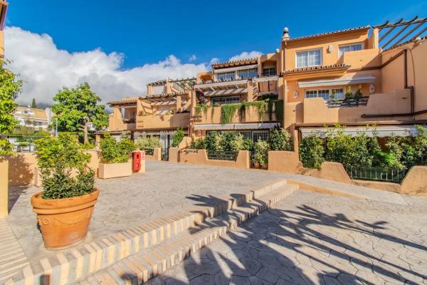 Chalet adosado en venta en  Calle Estena , Marbella photo 1