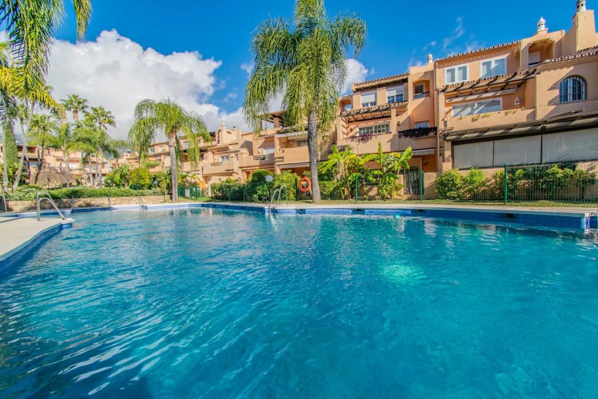 Venta de chalet adosado en  Calle Estena , Marbella photo 2