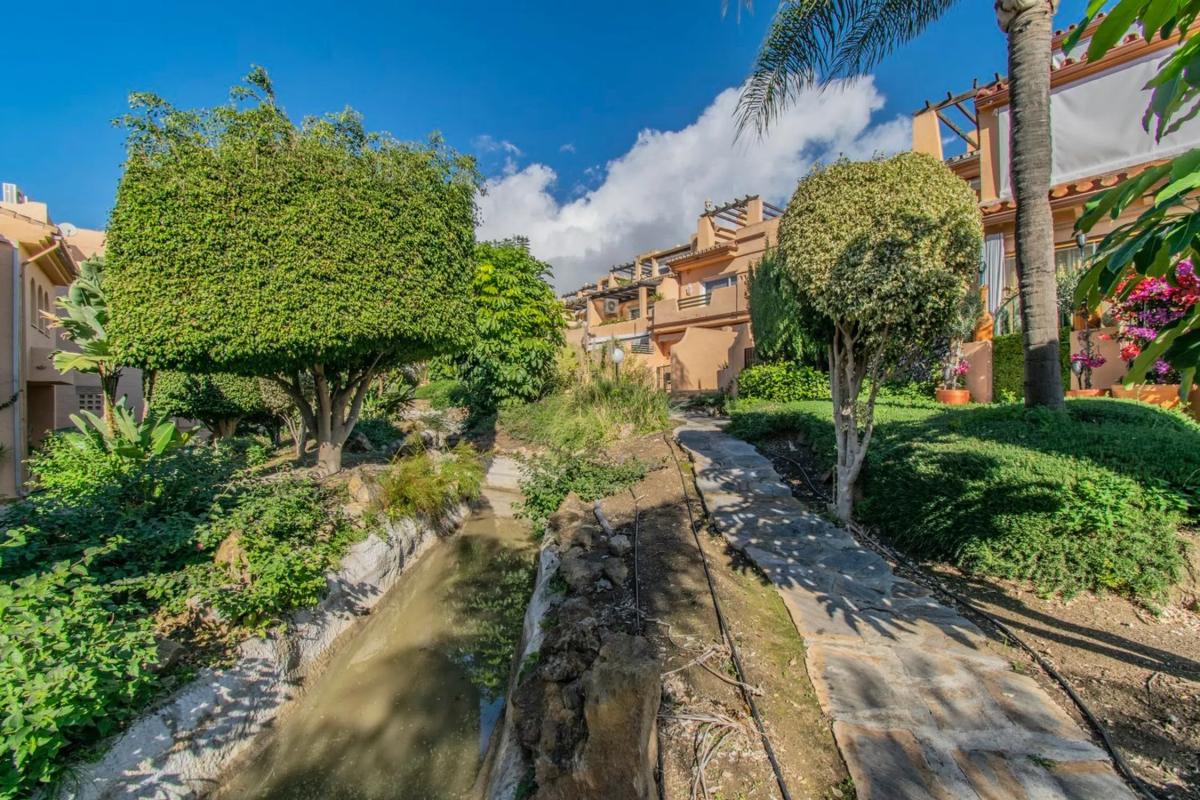 Venta de chalet adosado en  Calle Estena , Marbella photo 4