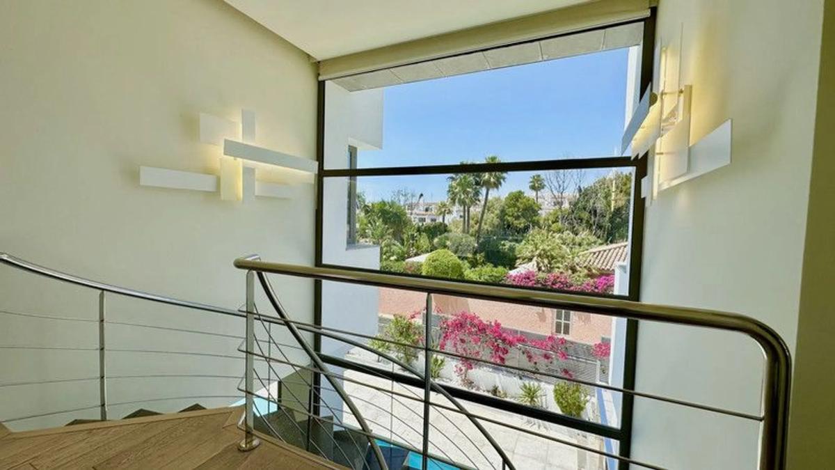 Sprzedaż niezależnego domku jednorodzinnego w  Barrio Sierra Blanca, Marbella photo 2