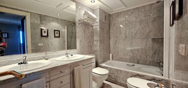 Piso en venta en Urb. Playa Esmeralda, 176, Marbella
 photo 3