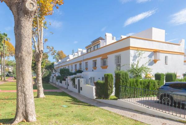 Chalet pareado en Urbanización Marbellamar photo 2