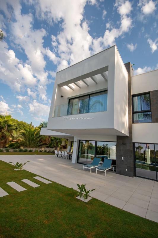 Продажа отдельного шале в  Barrio Sierra Blanca, Марбелла photo 4