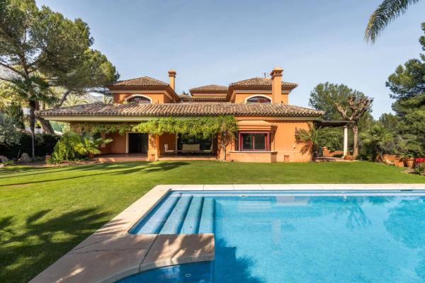 Chalet wolnostojący na sprzedaż w Barrio Sierra Blanca, Marbella thumbnail 2