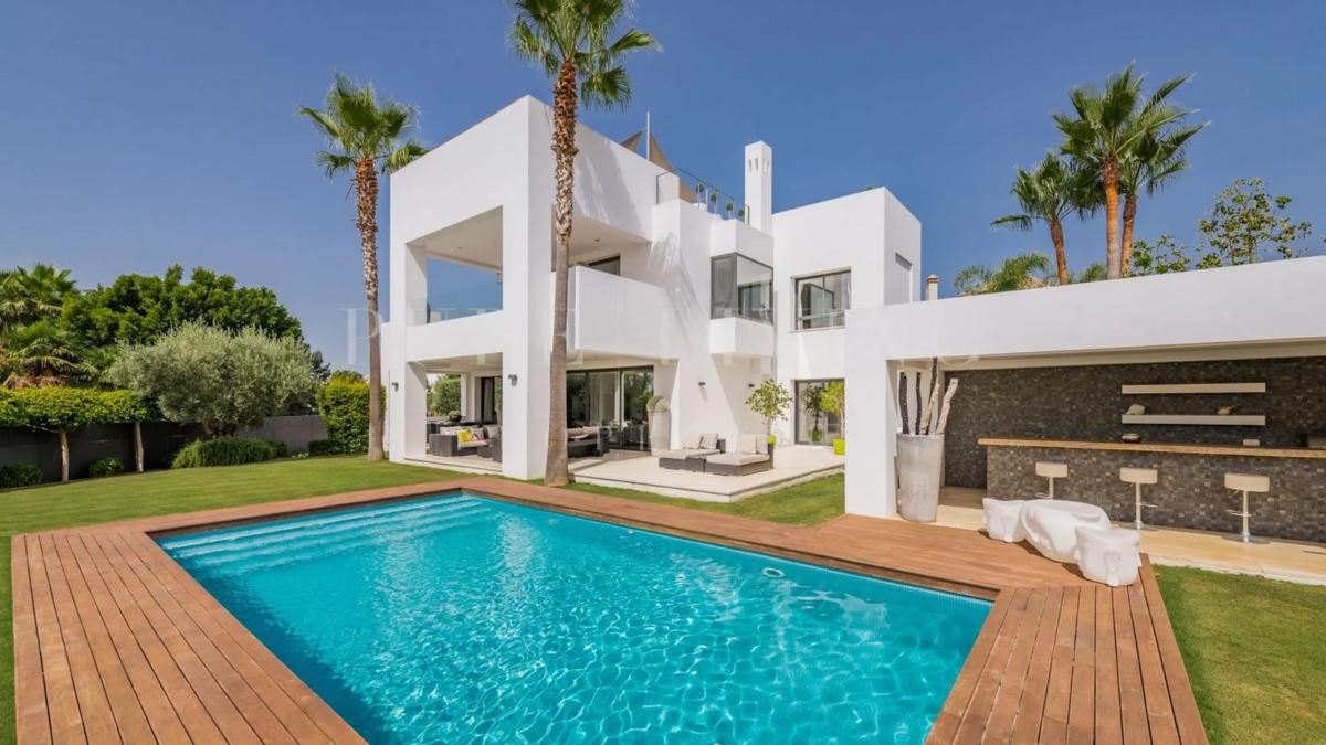 Venta de chalet independiente en Calle Julio Caro Baroja, Marbella
photo 1