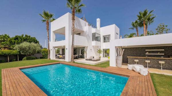 Chalet wolnostojący na sprzedaż w Calle Julio Caro Baroja, Marbella photo 1