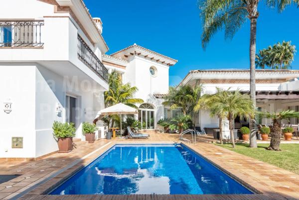 Chalet wolnostojący na sprzedaż w Barrio Puente Romano, Marbella thumbnail 1