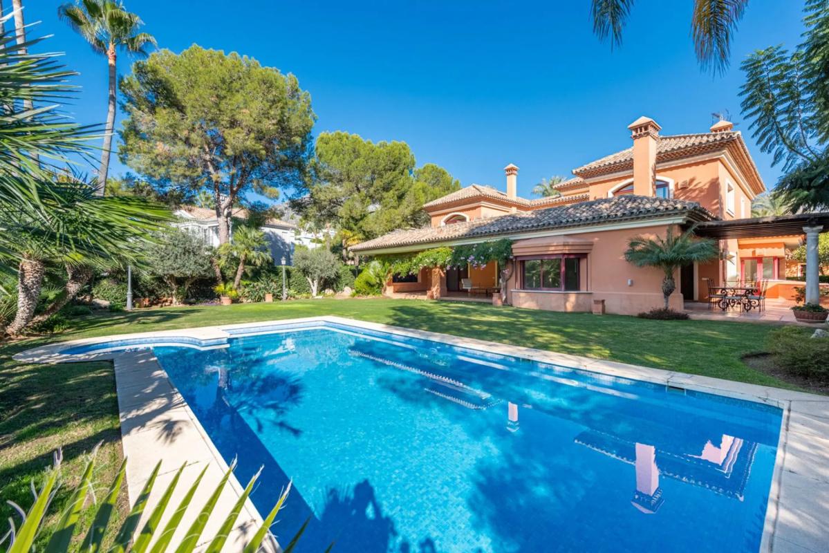 Sprzedaż niezależnego domku jednorodzinnego w Barrio Sierra Blanca, Marbella photo 1