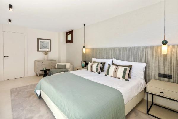 Chalet adosado en venta en  Urbanización la Capellanía s/n , Marbella photo 4