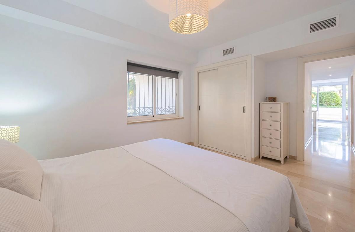 Продажа квартиры на Urbanización Alhambra del Mar, 1, Марбелла
photo 2