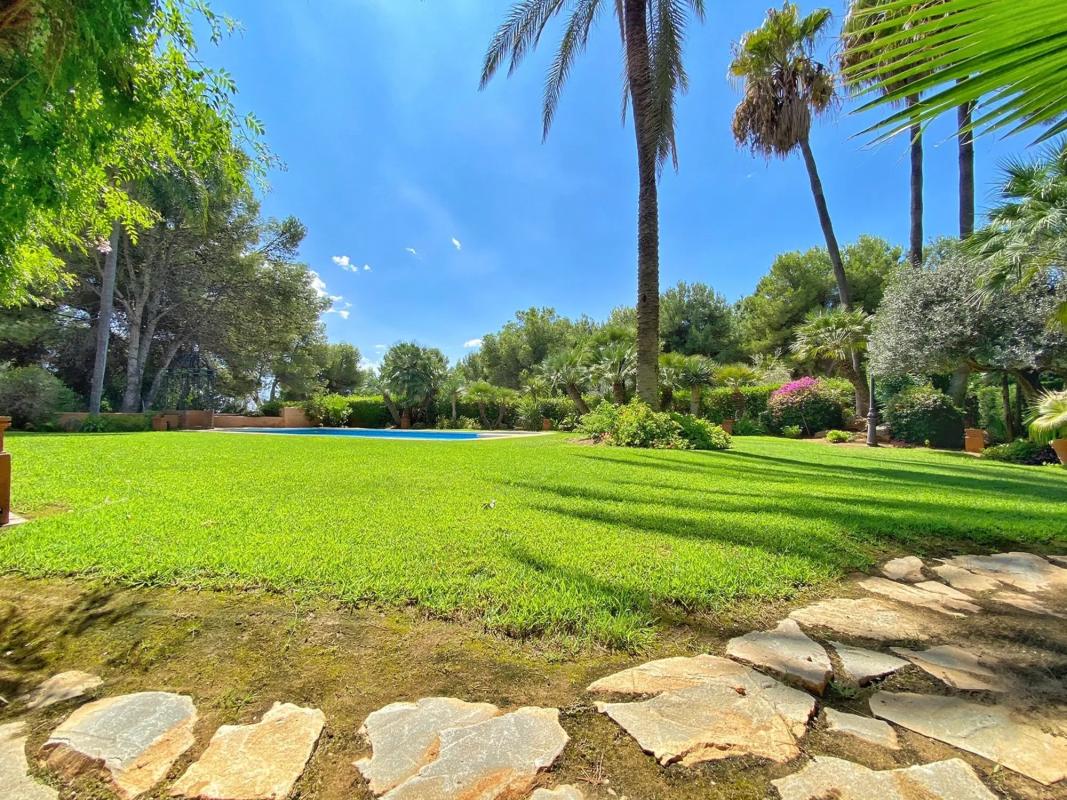 Sale of independent chalet in Barrio Sierra Blanca, Marbella
photo 1