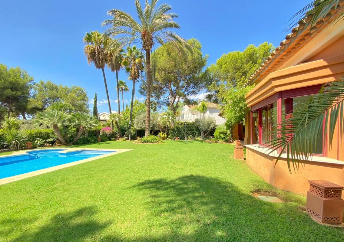 Sale of independent chalet in Barrio Sierra Blanca, Marbella
photo 3