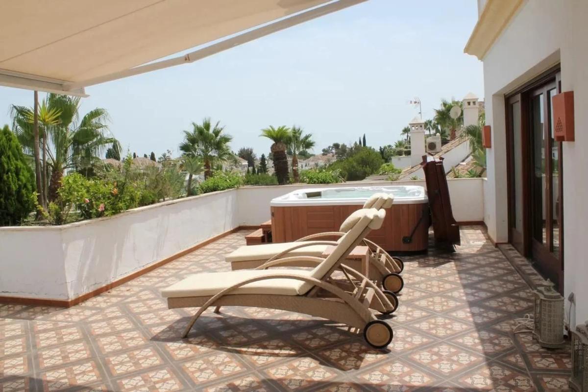 Venta de duplex en Urbanizacion La Meridiana, Marbella photo 2