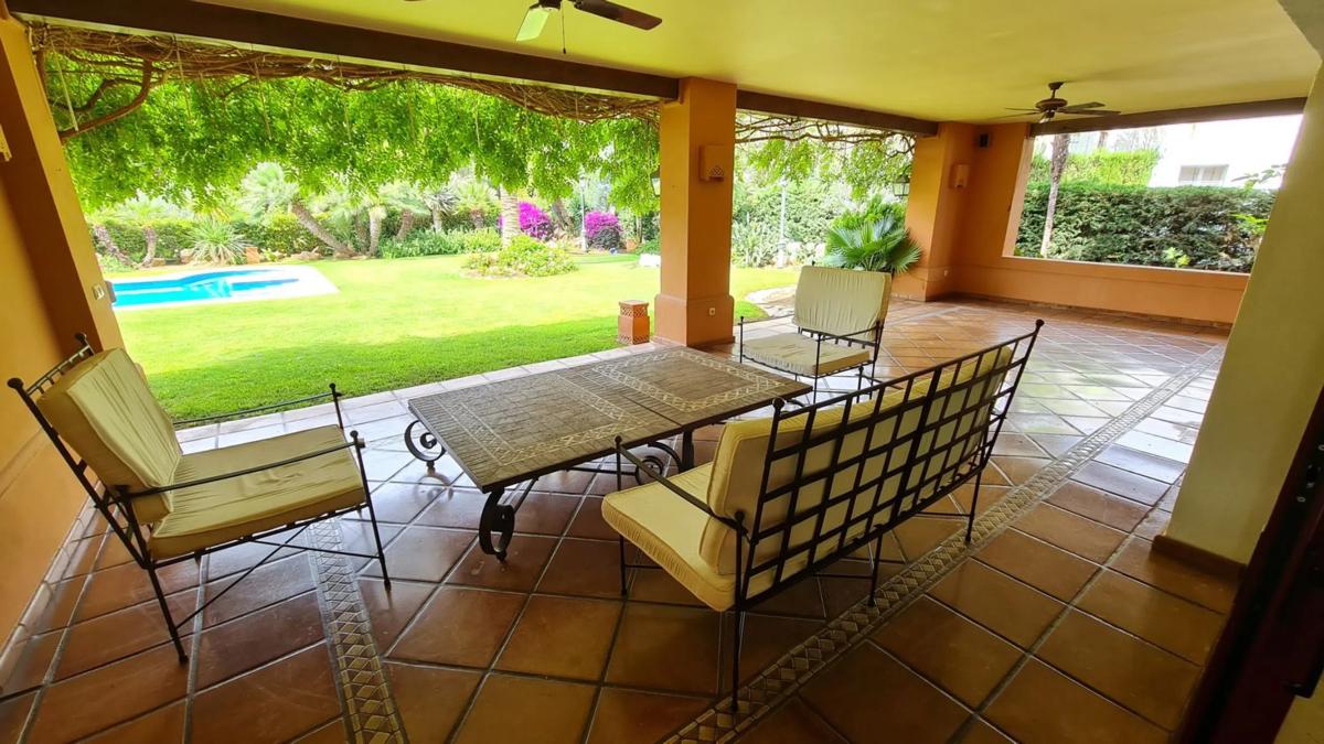Venta de chalet independiente en Urbanizacion Altos Reales, Marbella
 photo 3